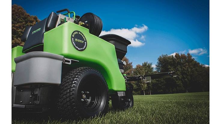 Spreader-sprayer with a hose reel on freshly treated turf